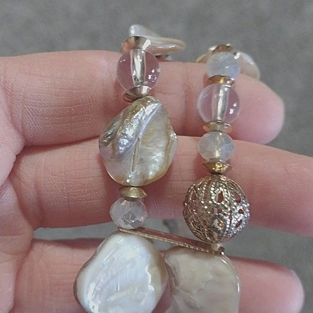 NATURAL SHELL AND CRYSTAL STRETCH BRACELET MOTHER OF PEARL GOLD FILIGREE BEADS